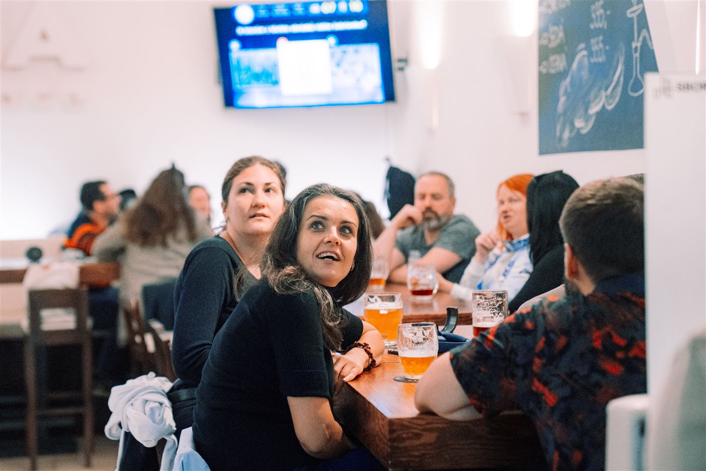 Tímy sledujú otázku na obrazovke
